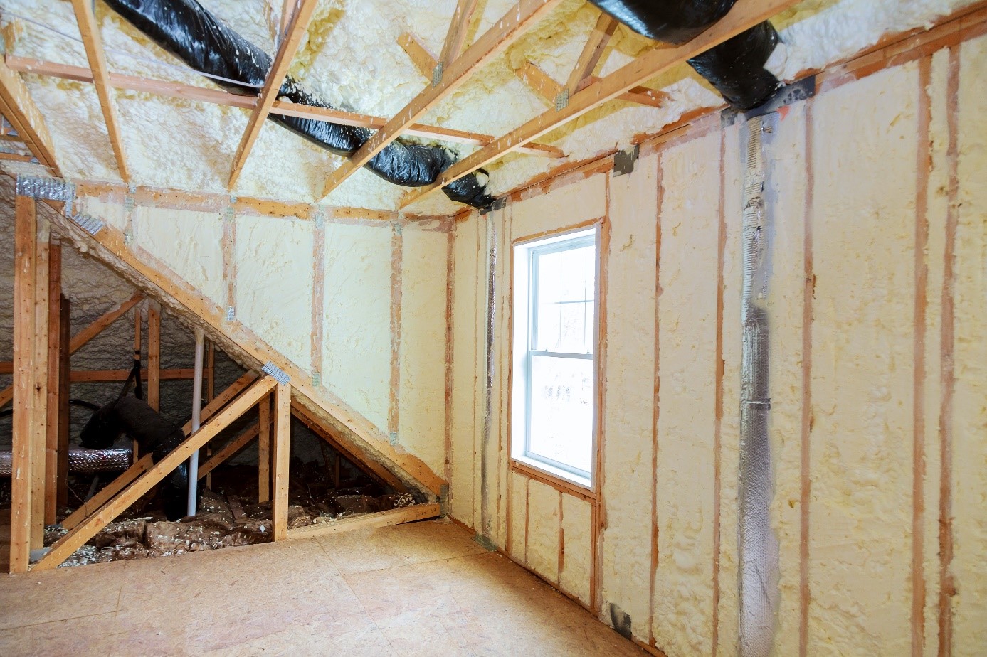 drewniana, wewnętrzna konstrukcja dachu - poddasze zaizolowane nowoczesną pianką poliuretanową (PUR)